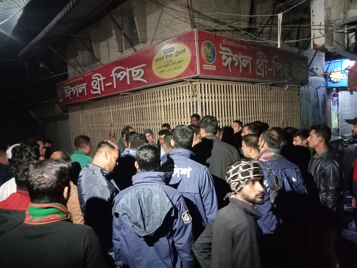 পুলিশ ঘটনাস্থলে গিয়ে পরিস্থিতি নিয়ন্ত্রণে আনে। বৃহস্পতিবার রাতে
নরসিংদীর মাধবদীতে