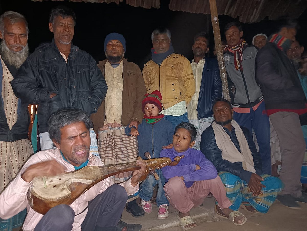 হাটবাজারে গান গেয়ে সংসার চালান প্রতিবন্ধী বাদল রায়। গতকাল বৃহস্পতিবার রংপুরের তারাগঞ্জের ইকরচালী বাজারে