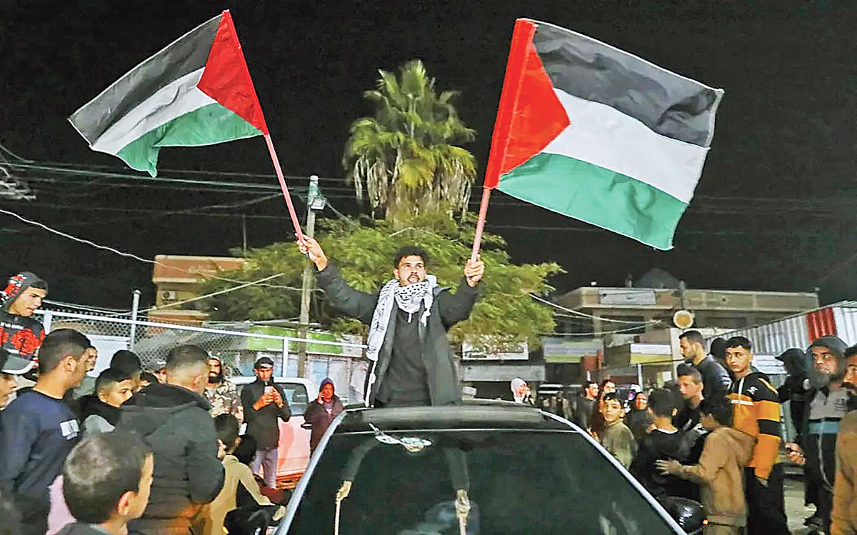 হামাস ও ইসরায়েল যুদ্ধবিরতির পর গাজার রাস্তায় ফিলিস্তিনিদের উল্লাস