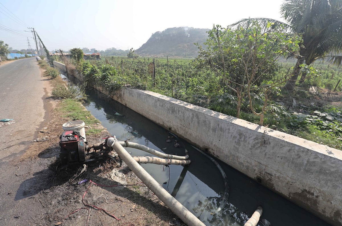 খেতে সেচ দিতে নালা থেকে পাইপের মাধ্যমে নেওয়া হয় পানি। ৬ জানুয়ারি চট্টগ্রাম নগরের হালিশহর চৌচাল এলাকায়