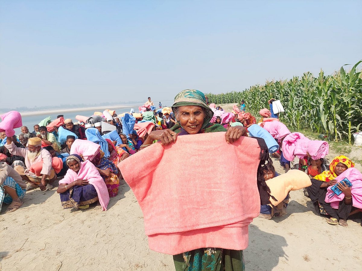 প্রথম আলো ট্রাস্টের উদ্যোগে গাইবান্ধার সুন্দরগঞ্জ উপজেলার পোড়ারচর এলাকায় আজ শনিবার দুপুরে কম্বল বিতরণ করা হয়। কম্বল পেয়ে খুশি সুন্দরগঞ্জ উপজেলার কাজিরচর গ্রামের শামছি বেগম
