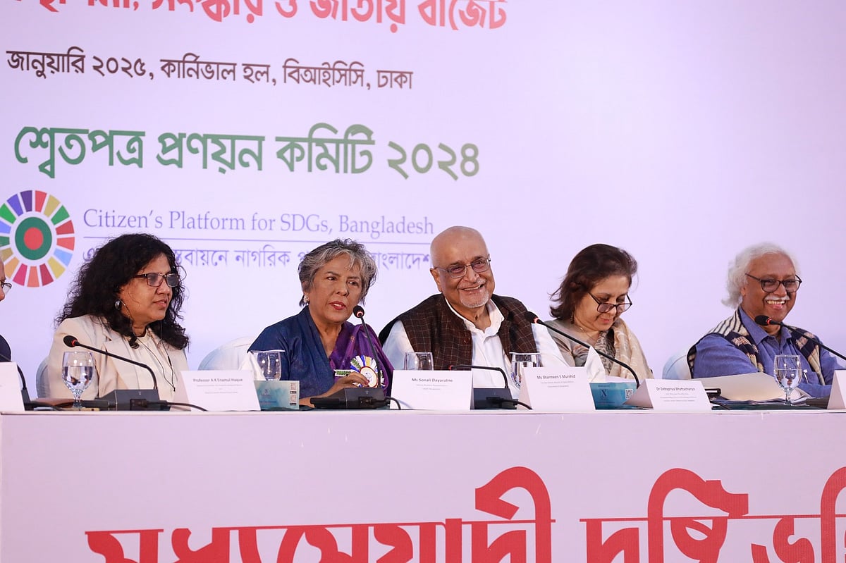 শ্বেতপত্র ও অতঃপর: অর্থনৈতিক ব্যবস্থাপনা, সংস্কার ও জাতীয় বাজেট’ শীর্ষক সিম্পোজিয়ামে (সম্মেলন) বক্তারা। বাংলাদেশ চীন মৈত্রী সম্মেলন কেন্দ্র।