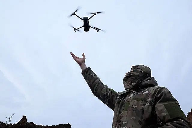 রাশিয়া-ইউক্রেন যুদ্ধে উভয় পক্ষ ব্যাপক ড্রোন হামলা চালাচ্ছে। ড্রোনের পরীক্ষা চালাচ্ছেন ইউক্রেনের একজন সেনা।