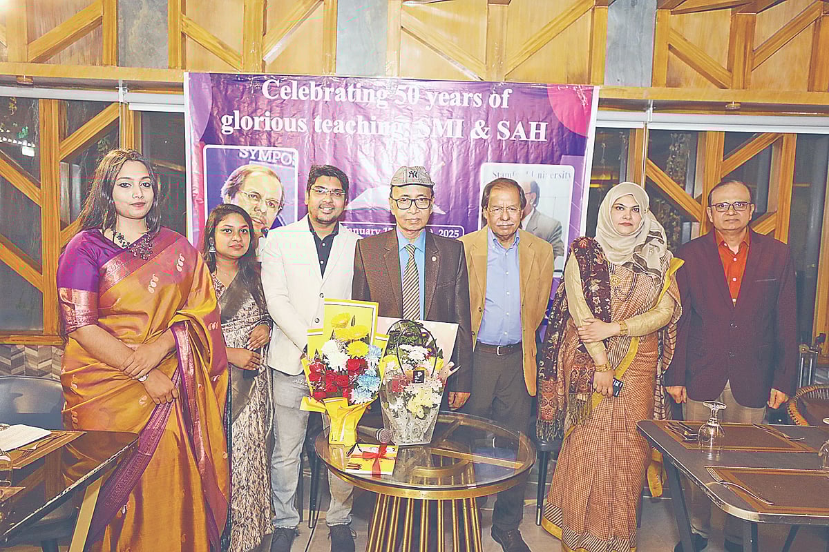 ইমেরিটাস অধ্যাপক সৈয়দ মনজুরুল ইসলাম (ডান থেকে তৃতীয়) ও সৈয়দ আনোয়ারুল হকের শিক্ষকতার ৫০ বছর পূর্তি উপলক্ষে প্রাক্তন ছাত্রছাত্রীরা সংবর্ধনা দেন। গতকাল ধানমন্ডির ফরেস্ট লাউঞ্জে