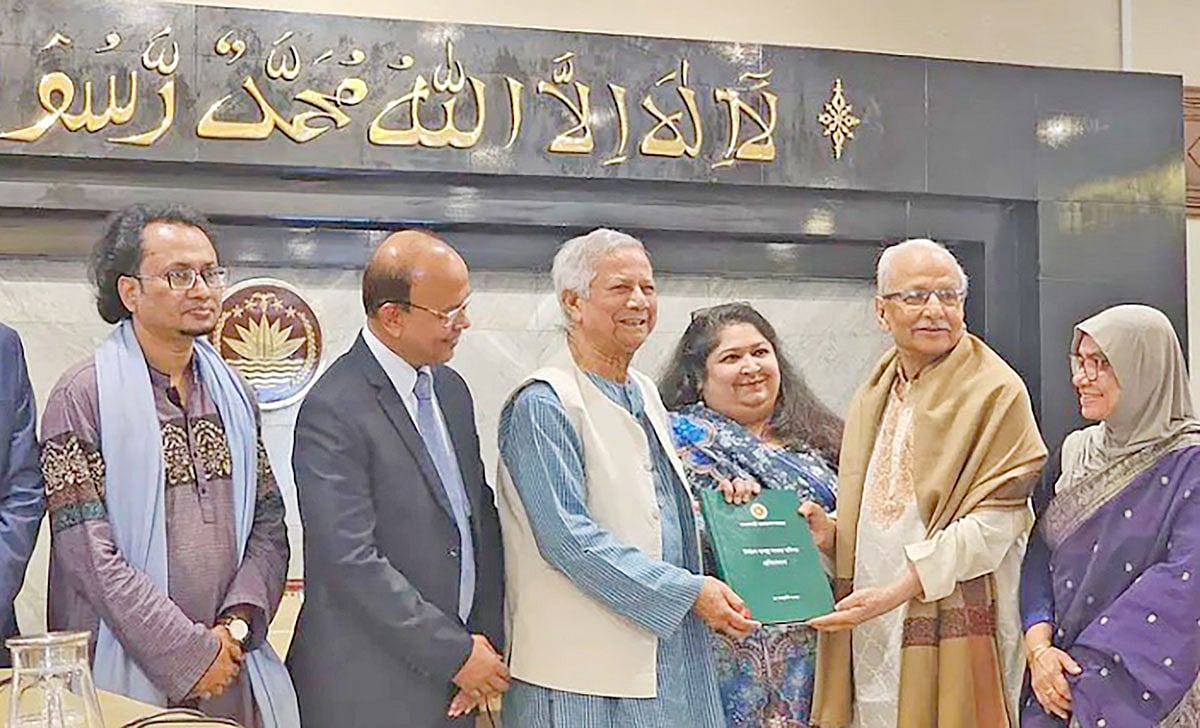 অন্তর্বর্তী সরকারের প্রধান উপদেষ্টা মুহাম্মদ ইউনূসের কাছে প্রতিবেদন জমা দিচ্ছেন নির্বাচনব্যবস্থা সংস্কার কমিশনের প্রধান বদিউল আলম মজুমদার