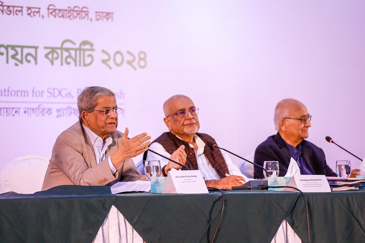 দিনব্যাপী সিম্পোজিয়ামের শেষ পর্বে প্রশ্নের জবাব দিচ্ছেন বিএনপির মহাসচিব মির্জা ফখরুল ইসলাম আলমগীর (বাঁয়ে)। মঞ্চে আরও আছেন সিপিডির চেয়ারম্যান অধ্যাপক রেহমান সোবহান (ডানে) এবং শ্বেতপত্র প্রণয়ন কমিটির প্রধান দেবপ্রিয় ভট্টাচার্য। আজ ১৬ জানুয়ারি, বঙ্গবন্ধু আন্তর্জাতিক সম্মেলনকেন্দ্রে