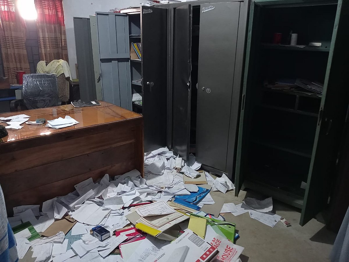 সুপারের কক্ষের তছনছ করা কাগজপত্র