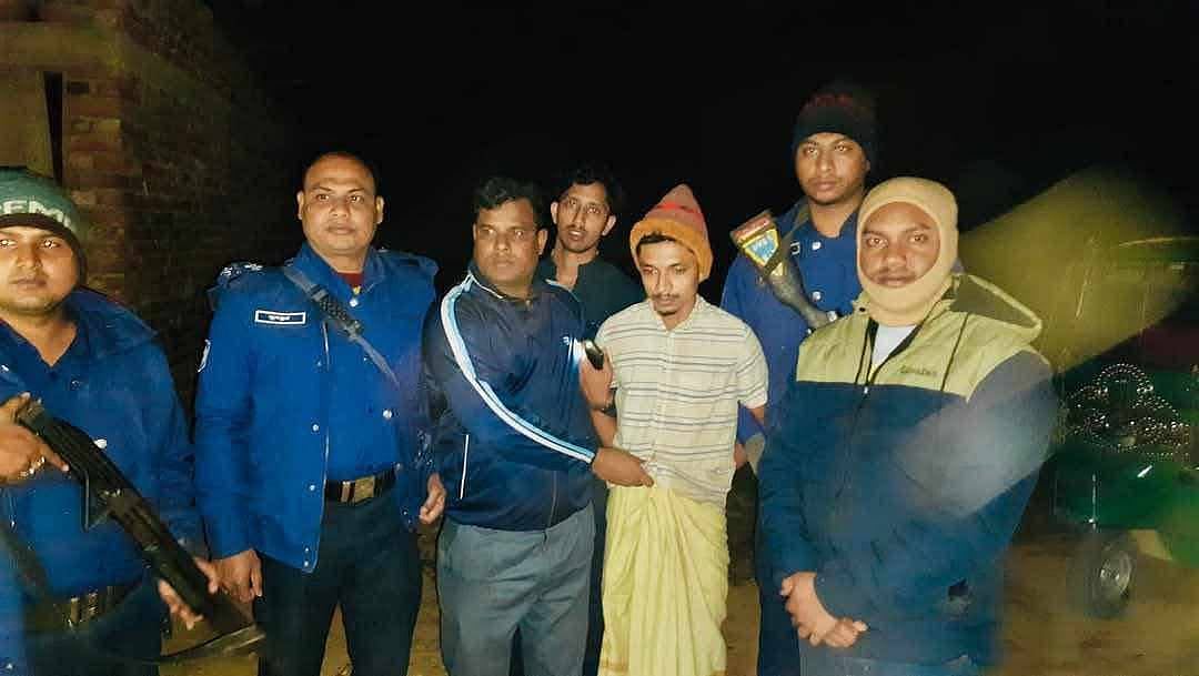 কক্সবাজারের চকরিয়ায় পুলিশের হাতে গ্রেপ্তার শওকত হাসান। গতকাল শুক্রবার রাত ১২টার দিকে