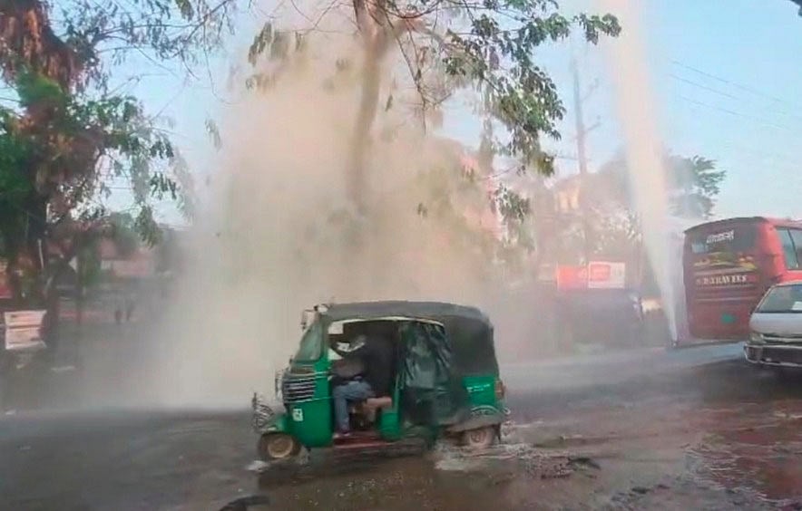 চট্টগ্রামের কাপ্তাই সড়কের হাটহাজারীতে গাড়ির ধাক্কায় ওয়াসার পাইপ ফেটে পানির ফোয়ারা। আজ শনিবার সকাল ১০টায় বুড়িশ্চর ইউনিয়নের নজুমিয়াহাটের শেখ মার্কেট এলাকায়