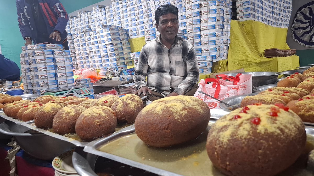 নওগাঁর নিয়ামতপুর উপজেলার গুজিশহর মেলা উদ্বোধনের আগেই জমে উঠেছে মিষ্টি বেচাকেনা। শুক্রবার সন্ধ্যায়
