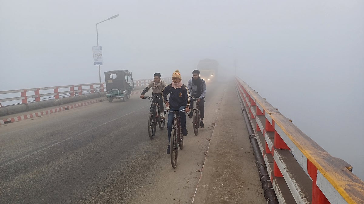 সকালের কনকনে শীত উপেক্ষা করে কাজে বের হয়েছেন সাধারণ মানুষ। করতোয়া সেতু, পঞ্চগড়, ১৮ জানুয়ারি