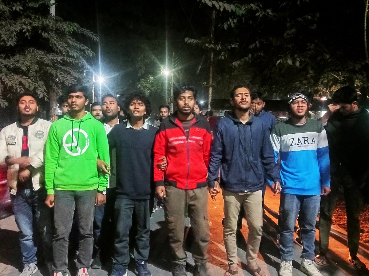 চাঁপাইনবাবগঞ্জের শিবগঞ্জ উপজেলার চৌকা সীমান্তে ভারতীয় নাগরিকদের হামলার প্রতিবাদে  রাজশাহী বিশ্ববিদ্যালয়ে বিক্ষোভ মিছিল বের করা হয়। আজ শনিবার সন্ধ্যায় বিশ্ববিদ্যালয়ের টুকিটাকি চত্বরে