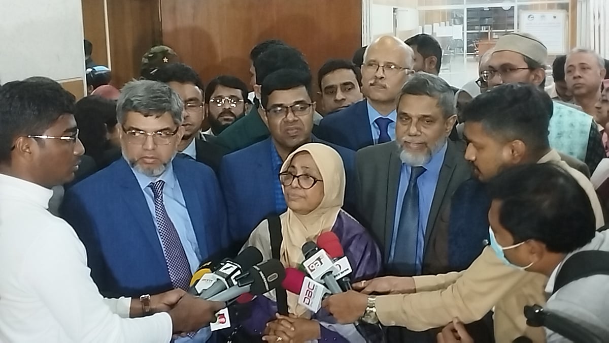 সাংবাদিকদের সঙ্গে কথা বলছেন স্বাস্থ্য ও পরিবারকল্যাণ মন্ত্রণালয়ের উপদেষ্টা নূরজাহান বেগম। আজ শনিবার সিলেটে এম এ জি ওসমানী মেডিকেল কলেজ প্রাঙ্গণে