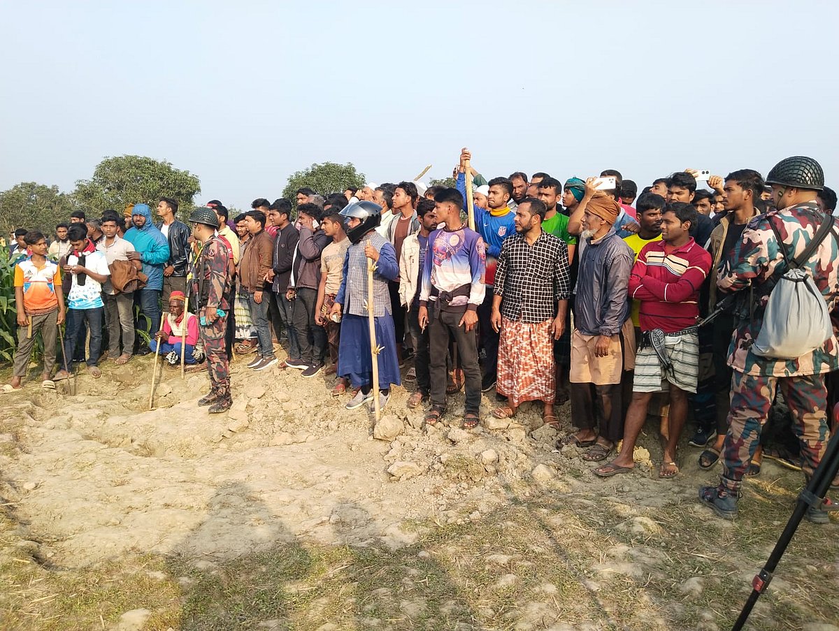 চাঁপাইনবাবগঞ্জের চৌকা সীমান্তে জড়ো হওয়া লোকজনকে শান্ত রাখার চেষ্টা করছে বিজিবি। শনিবার দুপুরে