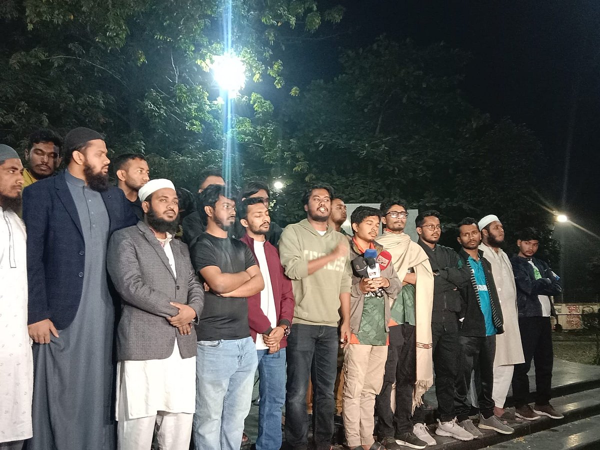 চাঁপাইনবাবগঞ্জ সীমান্তে ভারতীয় নাগরিকদের হামলায় বাংলাদেশি আহত হওয়ার ঘটনায় বিক্ষোভ। ঢাকা বিশ্ববিদ্যালয় ক্যাম্পাসে, ১৮ জানুয়ারি ২০২৫