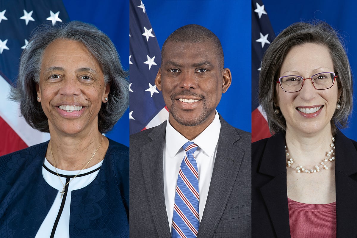 মার্শা বার্নিকাট (বাঁয়ে), ডেরেক হোগান (মাঝে) ও আলেইনা তেপলিৎজ (ডানে)