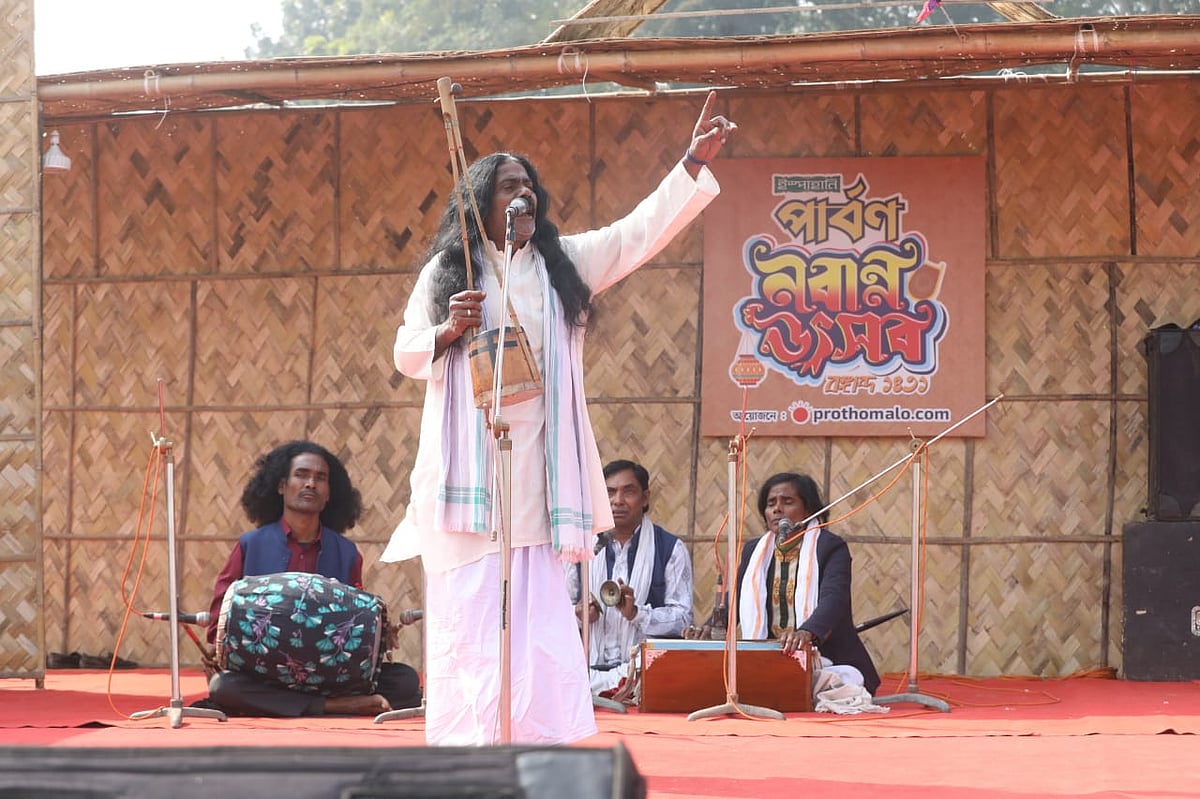 নবান্ন উৎসবে বাউলসংগীত পরিবেশন। ঘিওর, মানিকগঞ্জ, ১৮ জানুয়ারি
