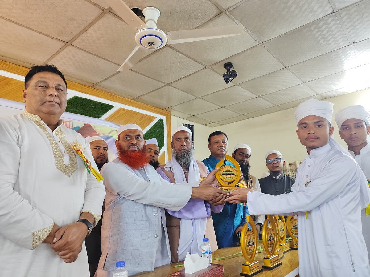 সুনামগঞ্জের ধর্মপাশা আট মাদ্রাসার নবীন ১৯ জন কোরআনের হাফেজকে ক্রেস্ট প্রদান করা হয়। আজ শনিবার সকালে