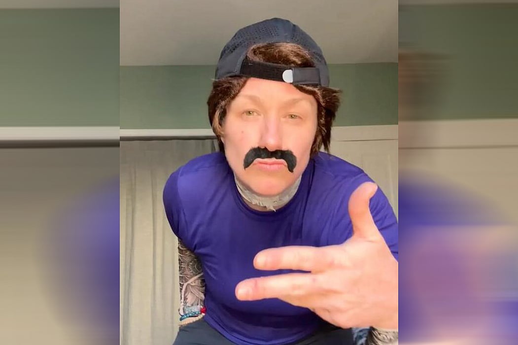 পুরুষের বেশে দৌড়াতে স্বাচ্ছন্দ্য বোধ করেন ক্লেইর ওয়েকফ