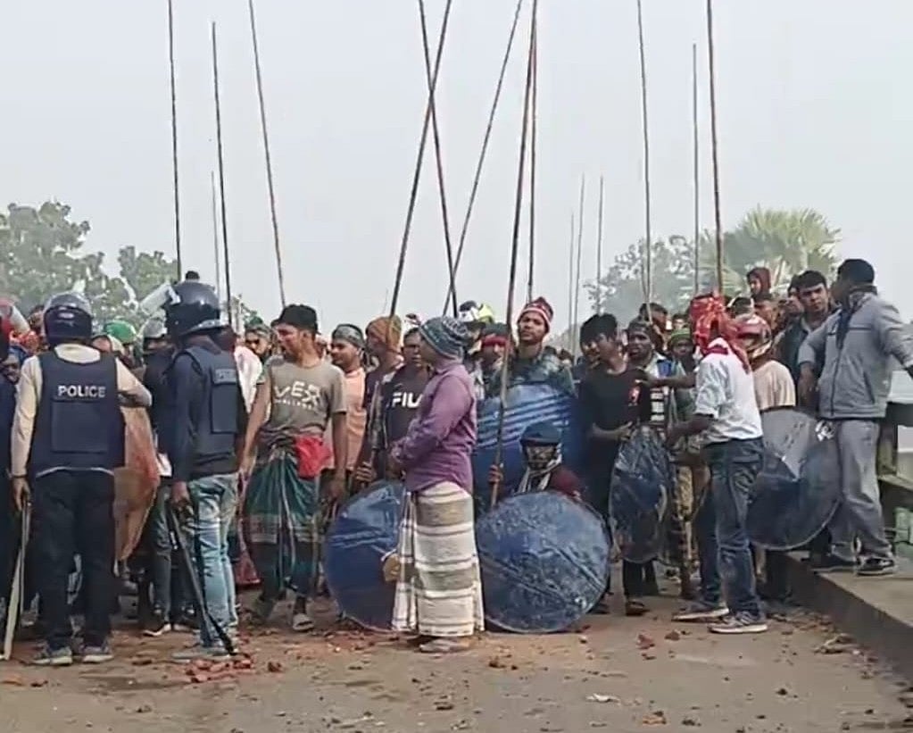 ফরিদপুরের নগরকান্দা শনিবার দুই পক্ষ ঢাল, সড়কি নিয়ে সংঘর্ষে জড়িয়ে পড়ে