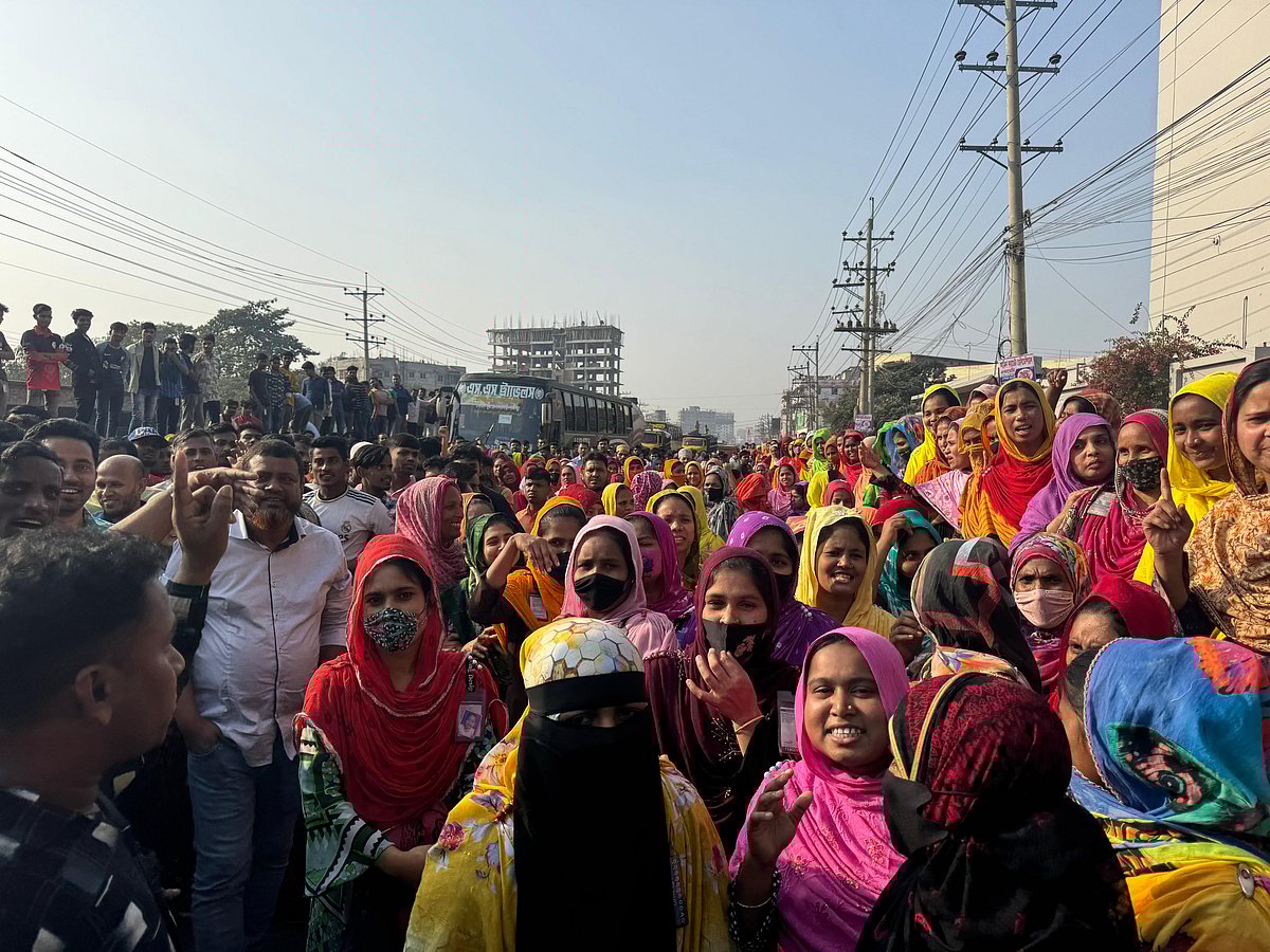 পদচারী সেতু নির্মাণের দাবিতে একটি তৈরি পোশাক কারখানার শ্রমিকেরা ঢাকা-টাঙ্গাইল মহাসড়ক অবরোধ করে বিক্ষোভ করেন। ঘটনাটি ঘটেছে গাজীপুরের কালিয়াকৈরের বিশ্বাসপাড়ায় রোববার দুপুরে