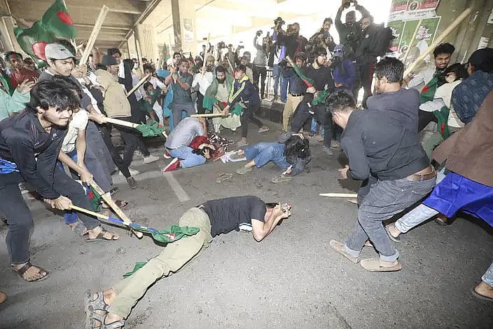 পাঠ্যপুস্তকে ‘আদিবাসী’ শব্দসংবলিত গ্রাফিতি রাখা ও না–রাখা নিয়ে দুই পক্ষের বিক্ষোভ কর্মসূচি চলাকালে হাতাহাতি ও হামলার ঘটনা ঘটে। গত বুধবার রাজধানীর মতিঝিলে এনসিটিবি ভবনের সামনে