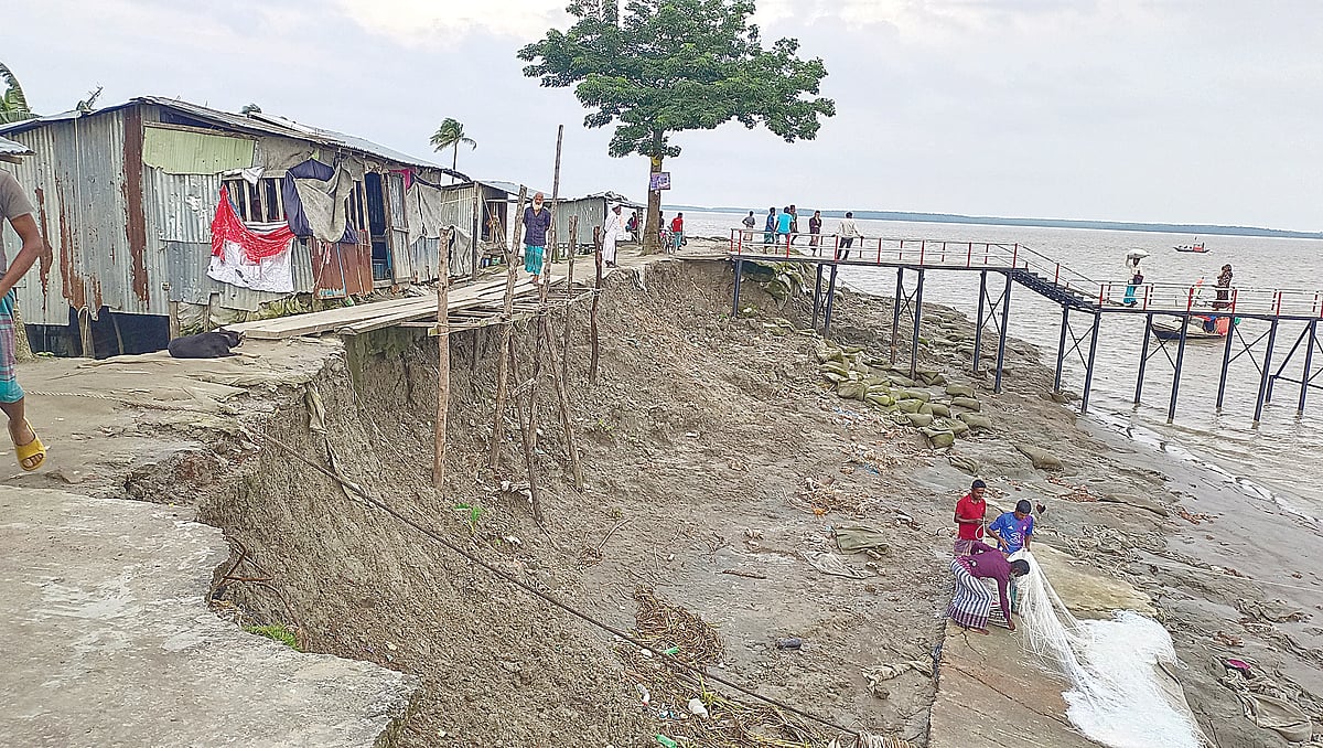 আগুনমুখার ভাঙনে পটুয়াখালীর গলাচিপা উপজেলার পানপট্টি লঞ্চঘাটের সংযোগ সড়ক। সম্প্রতি তোলা ছবি
