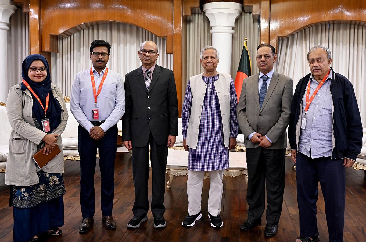 প্রধান উপদেষ্টা অধ্যাপক মুহাম্মদ ইউনূসের সঙ্গে রাষ্ট্রীয় অতিথি ভবন যমুনায় সাক্ষাৎ করেন গুমসংক্রান্ত তদন্ত কমিশনের সদস্যরা। ঢাকা, ১৯ জুলাই