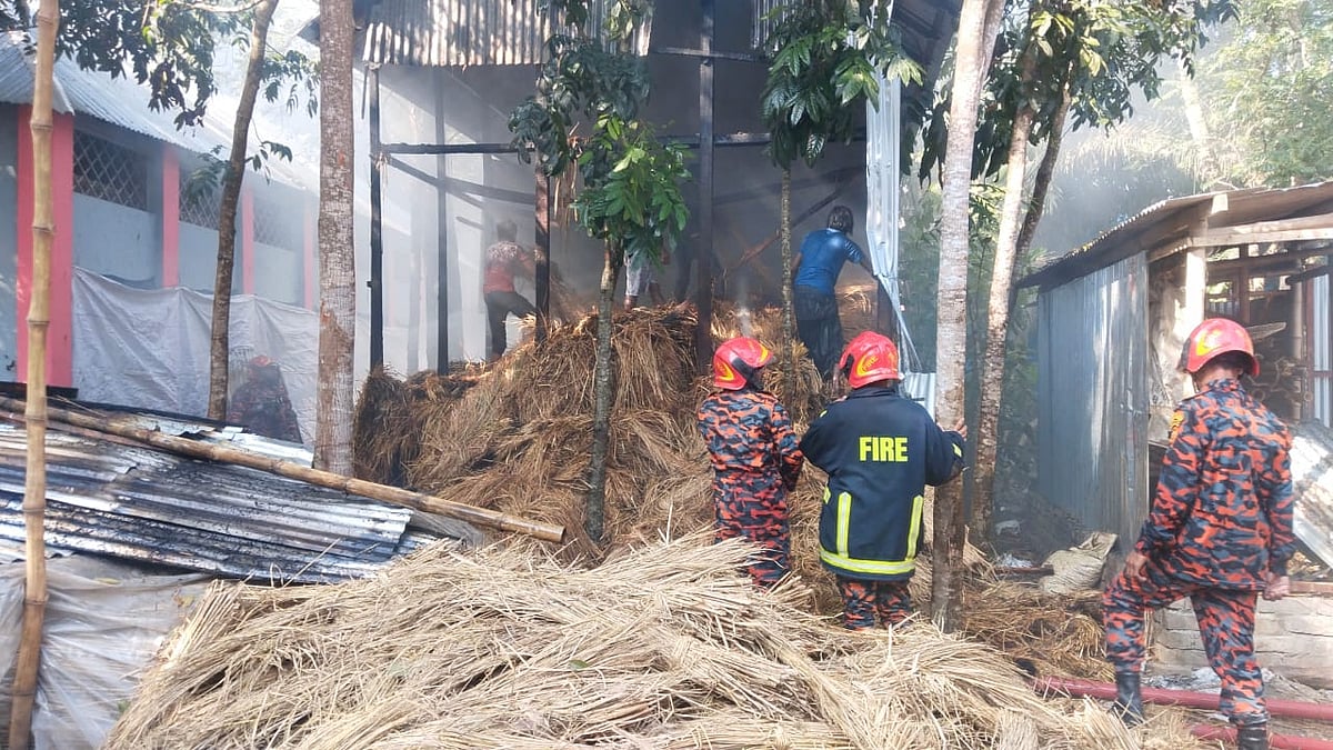 ফরিদপুরে সালথায় স্থানীয় বিএনপির এক নেতার বাড়িতে ভাঙচুর ও অগ্নিসংযোগ করেন প্রতিপক্ষের সমর্থকেরা। পরে ফায়ার সার্ভিসের সদস্যরা এসে আগুন নেভান। আজ সকাল সাড়ে ৮টার দিকে বিভাগদী গ্রামে