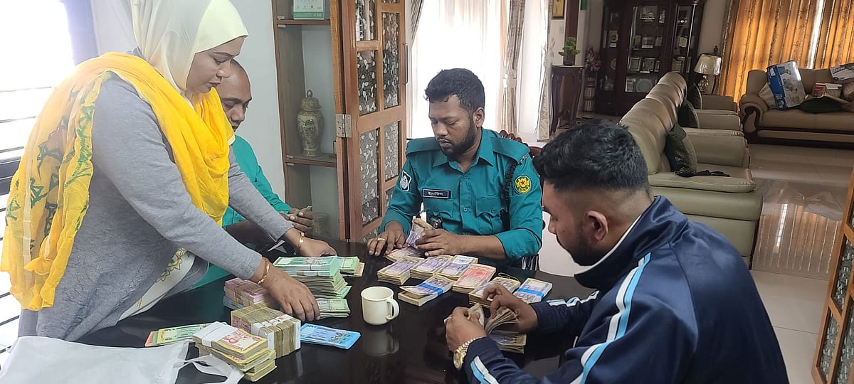 বাংলাদেশ ব্যাংকের সাবেক ডেপুটি গভর্নর সিতাংশু কুমার (এস কে) সুর চৌধুরীর ঢাকার বাসায় অভিযান চালিয়ে নগদ টাকা এবং সঞ্চয়পত্র ও বিমার কাগজ উদ্ধার করেছেন দুদকের কর্মকর্তারা