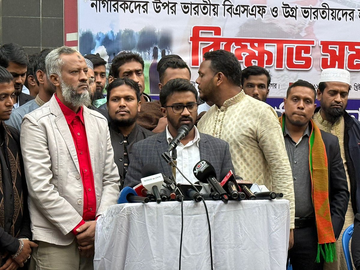 বিক্ষোভ সমাবেশে বক্তব্য দেন গণ অধিকার পরিষদের সাধারণ সম্পাদক মো. রাশেদ খান