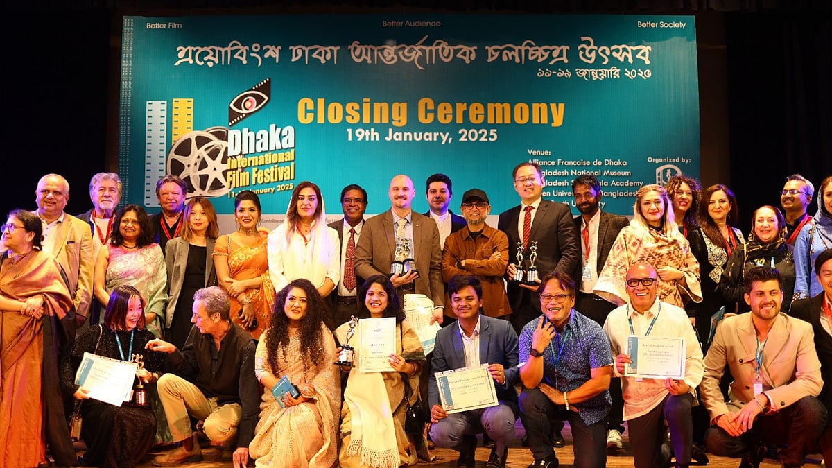 অতিথিদের সঙ্গে ঢাকা উৎসবের পুরস্কার বিজয়ীরা। ছবি: আয়োজকদের সৌজন্যে