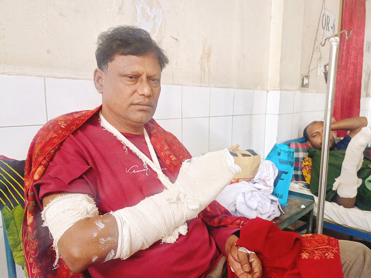 চুয়াডাঙ্গার আলমডাঙ্গায় দুর্বৃত্তের হামলায় আহত ভারপ্রাপ্ত ইউপি চেয়ারম্যান ও বিএনপি নেতা মাহবুবুর রহমান। আজ সকালে চুয়াডাঙ্গা সদর হাসপাতালে