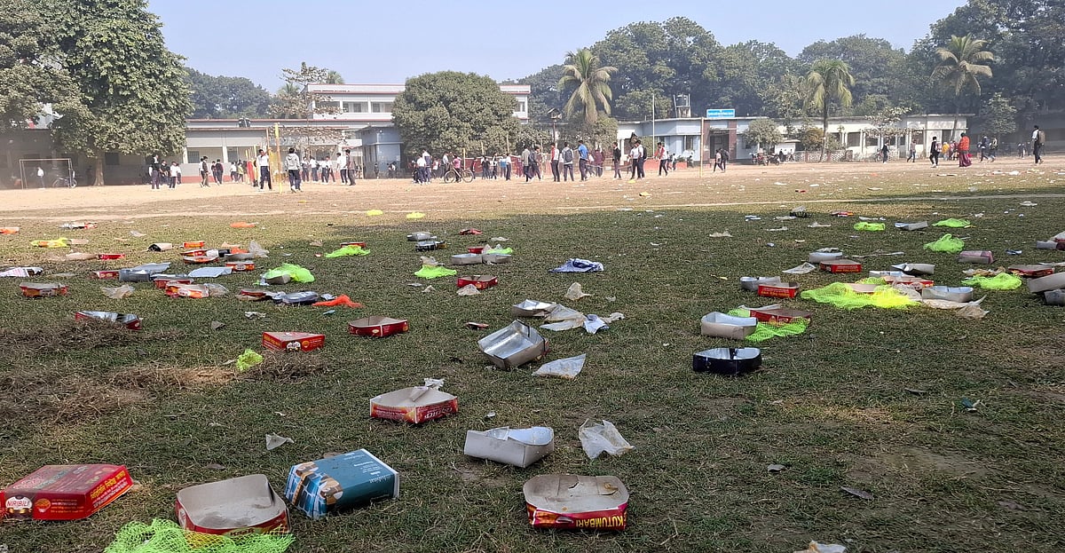 ঠাকুরগাঁও সরকারি বালক উচ্চবিদ্যালয় মাঠে পড়ে আছে খাবারের প্যাকেট ও উচ্ছিষ্ট। আজ রোববার বেলা ১১টায়