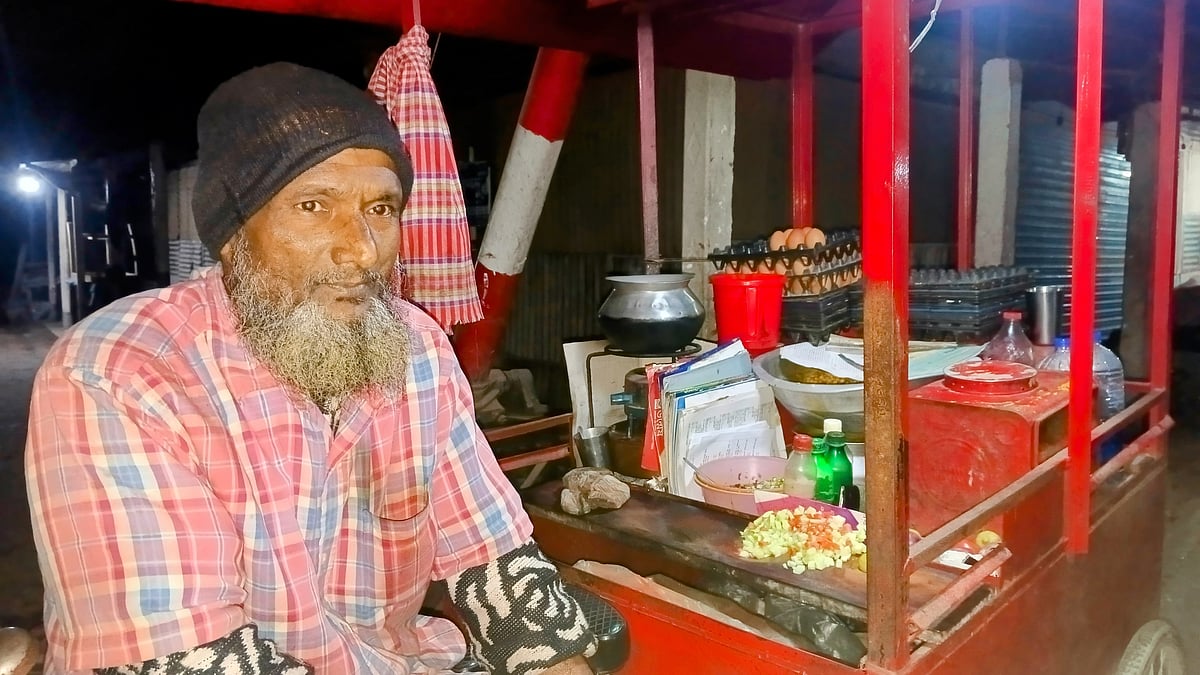 ৪২ বছর ধরে চানাচুর বিক্রি করছেন আবদুল আলী। আগে কষ্ট না হলেও ঊর্ধ্বগতির বাজারে এখন সংসার চালাতে হিমশিম খাচ্ছেন। শুক্রবার রাতে কিশোরগঞ্জ জেলা শহরের চরশোলাকিয়া কানিকাটা রেলগেট মোড়ে