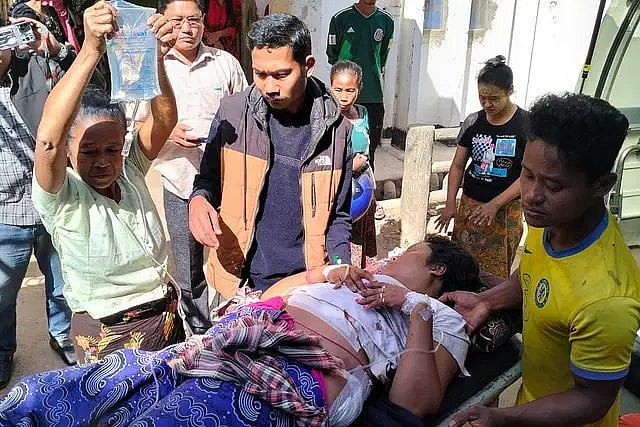 গুলিবিদ্ধ উমেপ্রু মারমাকে হাসপাতালে নেওয়া হচ্ছে। ১৩ জানুয়ারি দুপুর ১২টায় বান্দরবান সদর হাসপাতালে