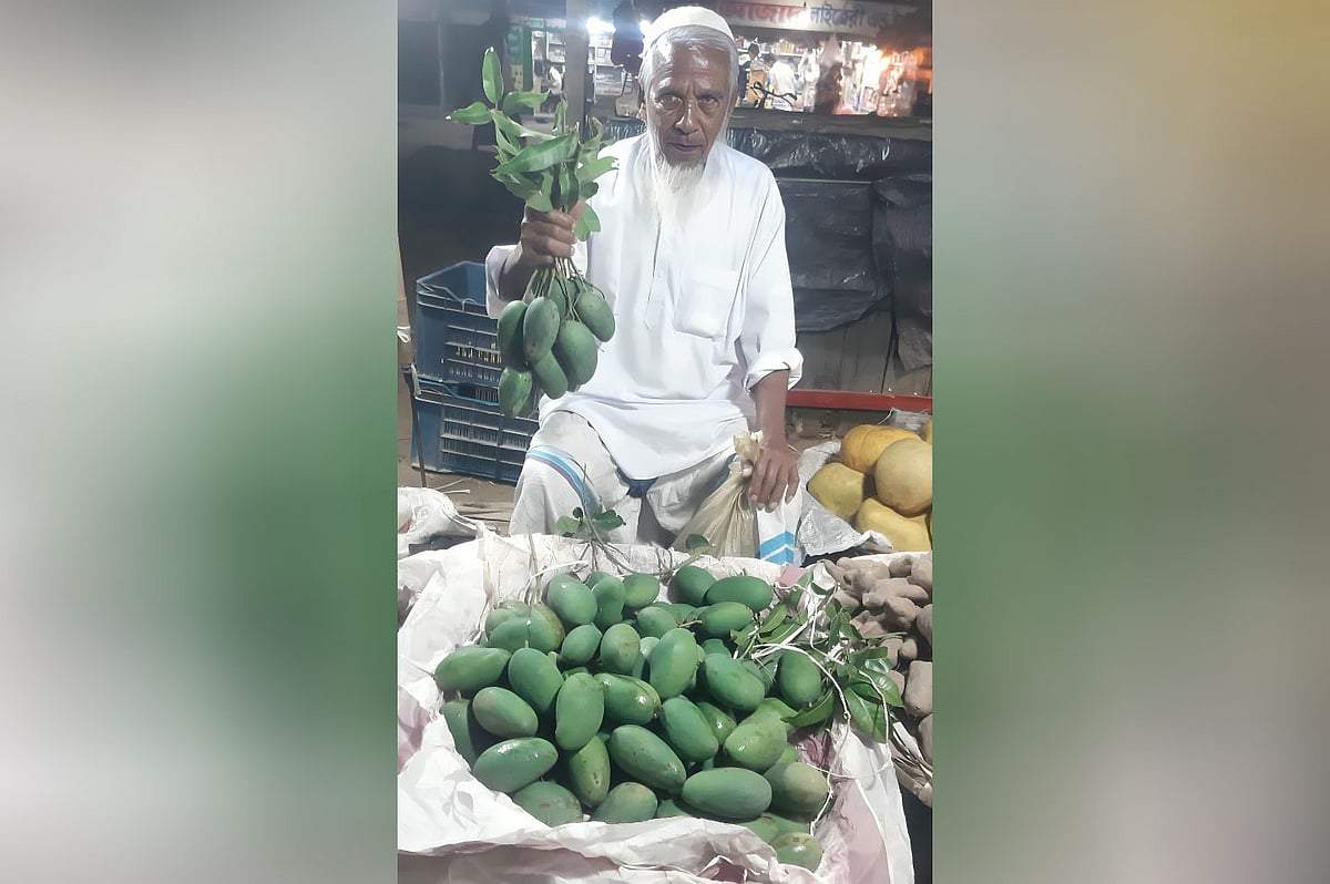 অসময়ে কক্সবাজারের টেকনাফের হাটবাজারে আগাম আম চলে এসেছে। প্রতি কেজি বিক্রি হচ্ছে ৫৫০ টাকায়। আজ সকালে টেকনাফ বাসস্ট্যান্ড এলাকায়