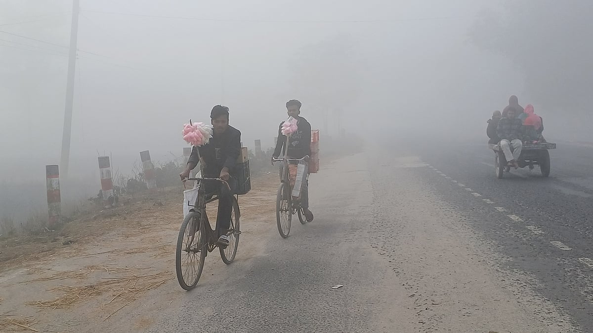 সকালে ঘন কুয়াশায় ঢাকা পড়েছে চারদিক। আজ রোববার সকাল পৌনে ৯টায় পঞ্চগড় সদর উপজেলার শিংপাড়া এলাকায়