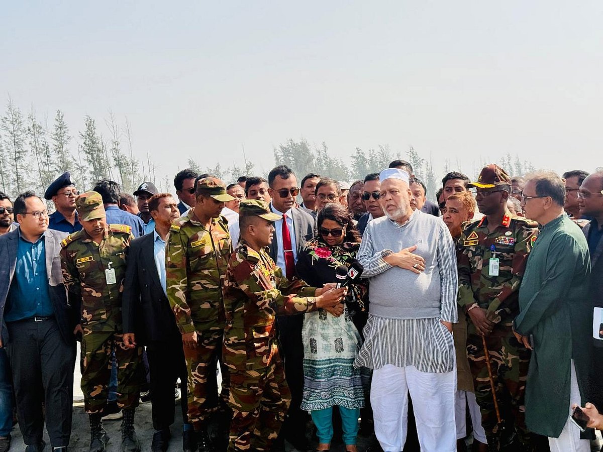 সড়ক পরিবহন ও সেতু মন্ত্রণালয়ের উপদেষ্টা মুহাম্মদ ফাওজুল কবির খান চট্টগ্রামের সীতাকুণ্ডের সঙ্গে সন্দ্বীপের ফেরি যোগাযোগের কার্যক্রম পরিদর্শন করেন। আজ বেলা সাড়ে ১১টার দিকে