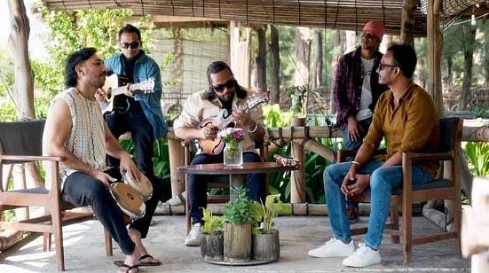 ইমন চৌধুরী (মাঝে) ও বেঙ্গল সিম্ফনি সদস্যরা