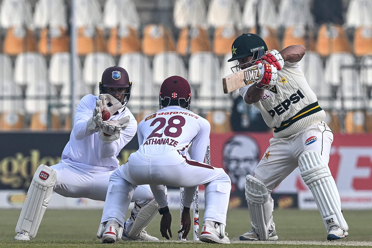 তৃতীয় দিন সকালে ১০০ বলও টেকেনি পাকিস্তান