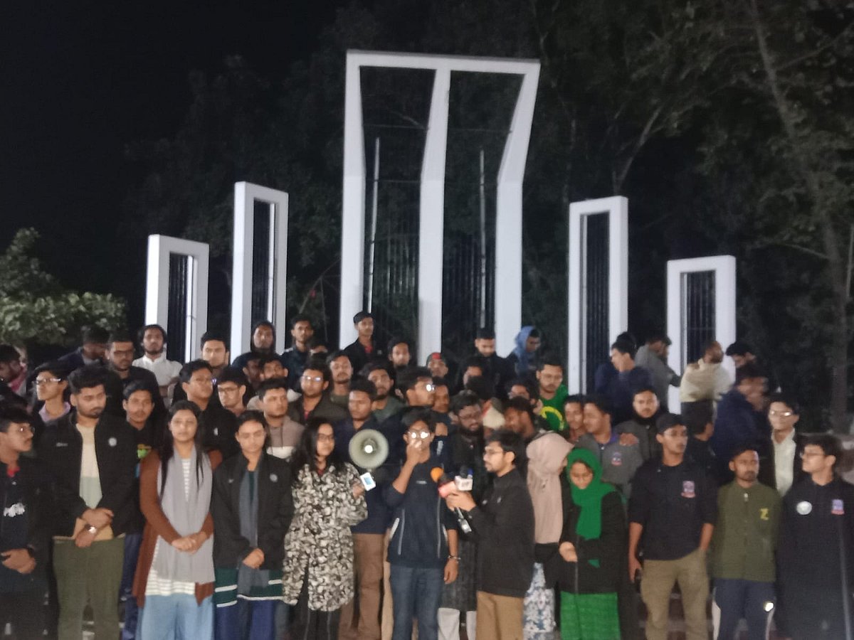 মেডিকেলে ভর্তিতে কোটাপ্রথার নিরসন এবং এ বছরের ভর্তি পরীক্ষার ফলাফল বাতিলের দাবিতে বিক্ষোভ করেন শিক্ষার্থীরা। রোববার রাতে কেন্দ্রীয় শহীদ মিনারে