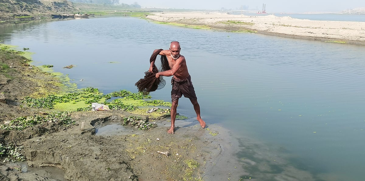 ব্রহ্মপুত্র নদে ঝাঁকি জাল দিয়ে মাছ ধরার চেষ্টা করছিলেন জামালপুরের সদরের বাসিন্দা জেলে হানিফ উদ্দিন। গতকাল শনিবার সকালে শহরের পুরাতন ফেরিঘাট এলাকায়