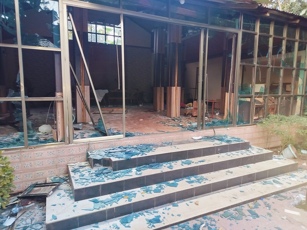 দক্ষিণ সুরমার রিজেন্ট পার্ক রিসোর্টে অসামাজিক কার্যকলাপের অভিযোগ তুলে রোববার দুপুরে ভাঙচুর ও অগ্নিসংযোগ করেন বিক্ষুব্ধ লোকজন