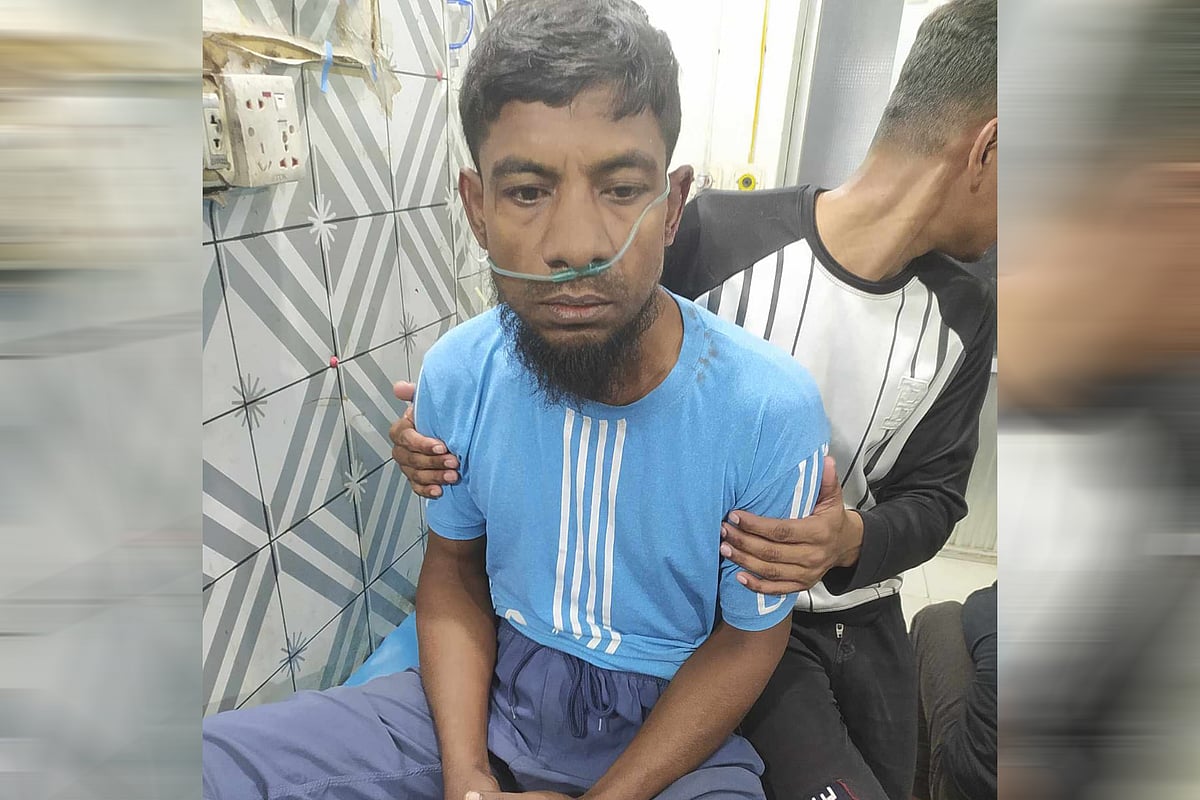 আহত মো. শাহিনকে উদ্ধার করে খুলনা মেডিকেল কলেজ হাসপাতালে নেওয়া হয়। গতকাল শনিবার রাতে