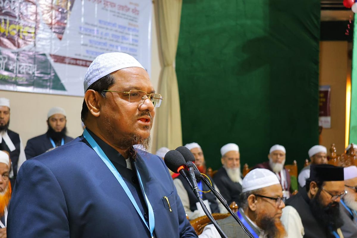 সুপ্রিম কোর্ট আইনজীবী সমিতি ভবনের মিলনায়তনে আজ ইসলামী আইনজীবী পরিষদের কেন্দ্রীয় সম্মেলনে বক্তব্য দেন ইসলামী আন্দোলনের আমির সৈয়দ মোহাম্মদ রেজাউল করিম