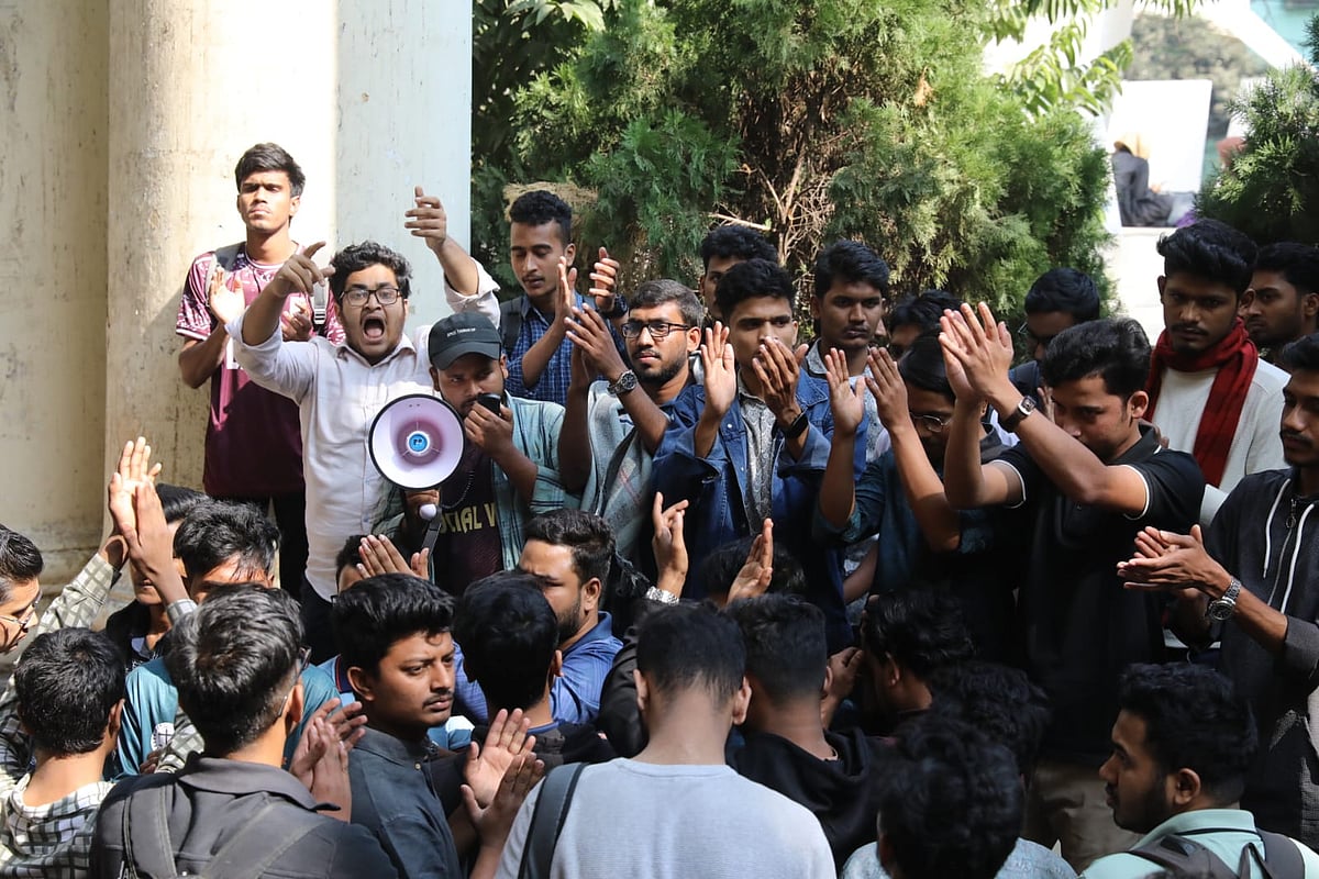 আবাসন ব্যবস্থা নিশ্চিত না হওয়া পর্যন্ত ৭০ শতাংশ শিক্ষার্থীকে আবাসন ভাতা দেওয়ার দাবিতে আন্দোলন করছেন জগন্নাথ বিশ্ববিদ্যালয়ের শিক্ষার্থীরা। বিশ্ববিদ্যালয়ের প্রশাসনিক ভবনের সামনে, ১৯ জানুয়ারি