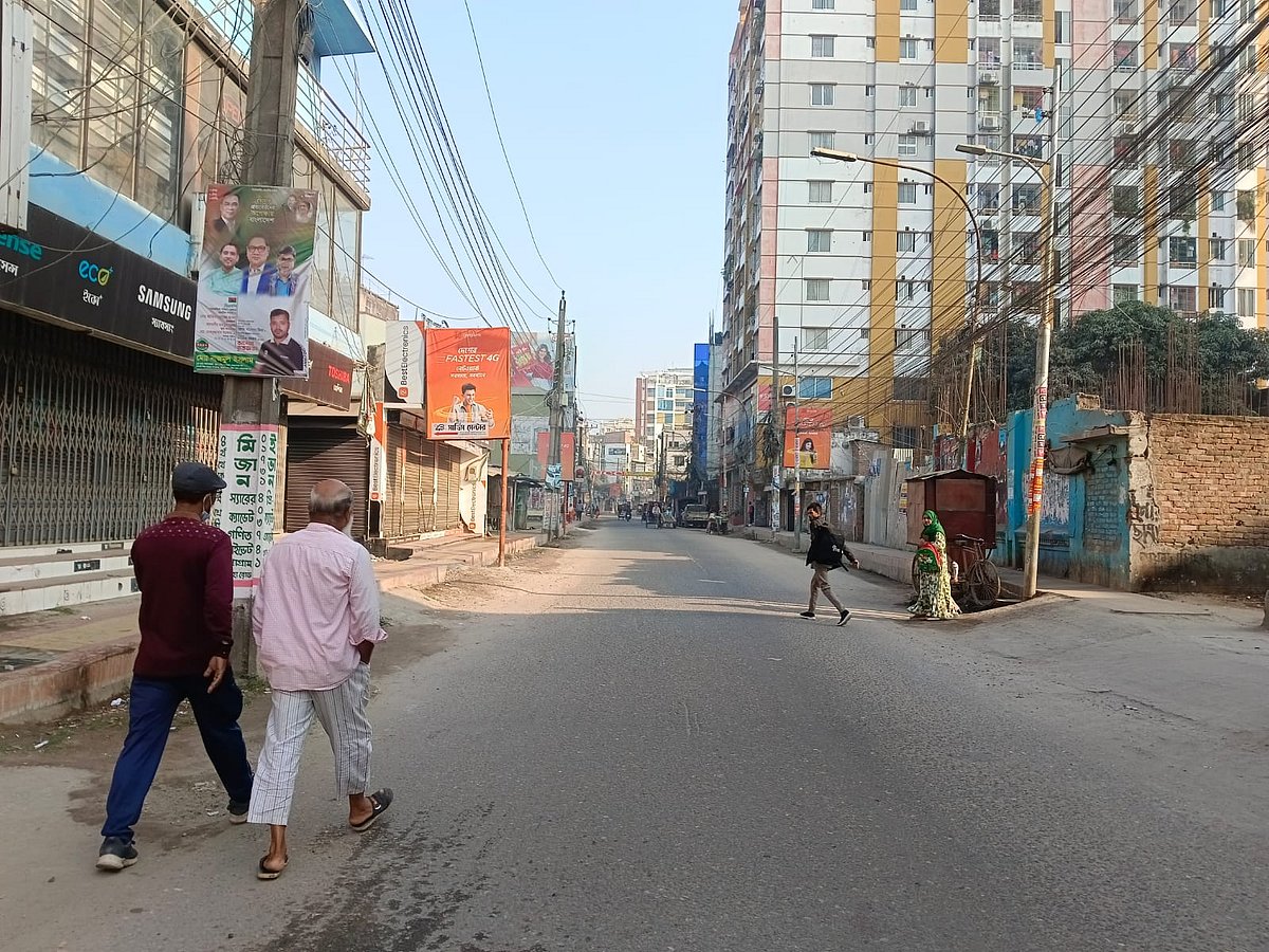 ময়মনসিংহ নগরে অন্য সময় চলাচল করলেও আজ সকাল থেকে সড়কগুলোয় ইজিবাইক দেখা যায়নি। আজ সকাল সাড়ে আটটার দিকে নগরের ত্রিশাল বাসস্ট্যান্ড মোড় এলাকায়