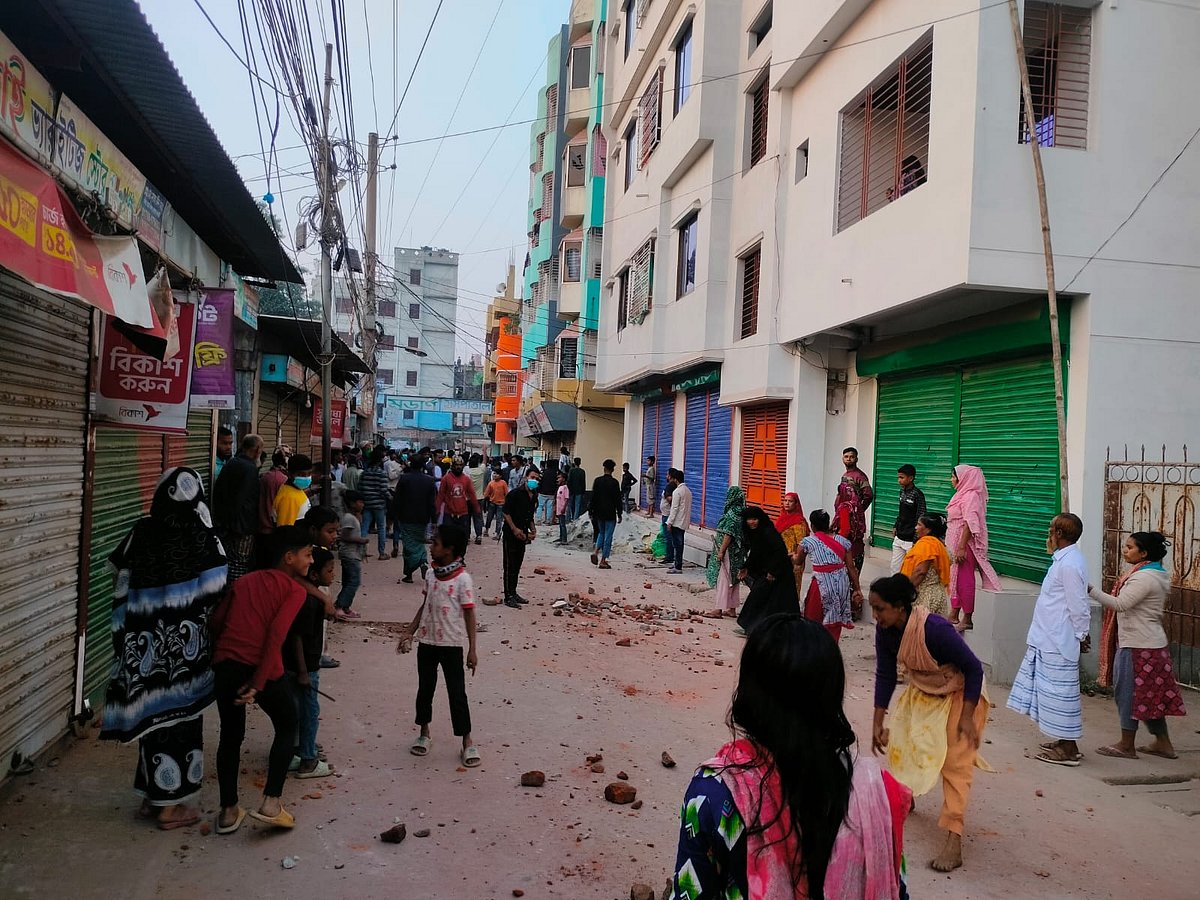 ভৈরবে এক নেতাকে হাইব্রিড ও আরেক নেতাকে রিয়েল বিএনপি বলাকে কেন্দ্র করে দুদিন ধরে সংঘর্ষ চলছে। আজ রোববার বিকেলে পৌর শহরের চন্ডিবের উত্তরপাড়া এলাকায়