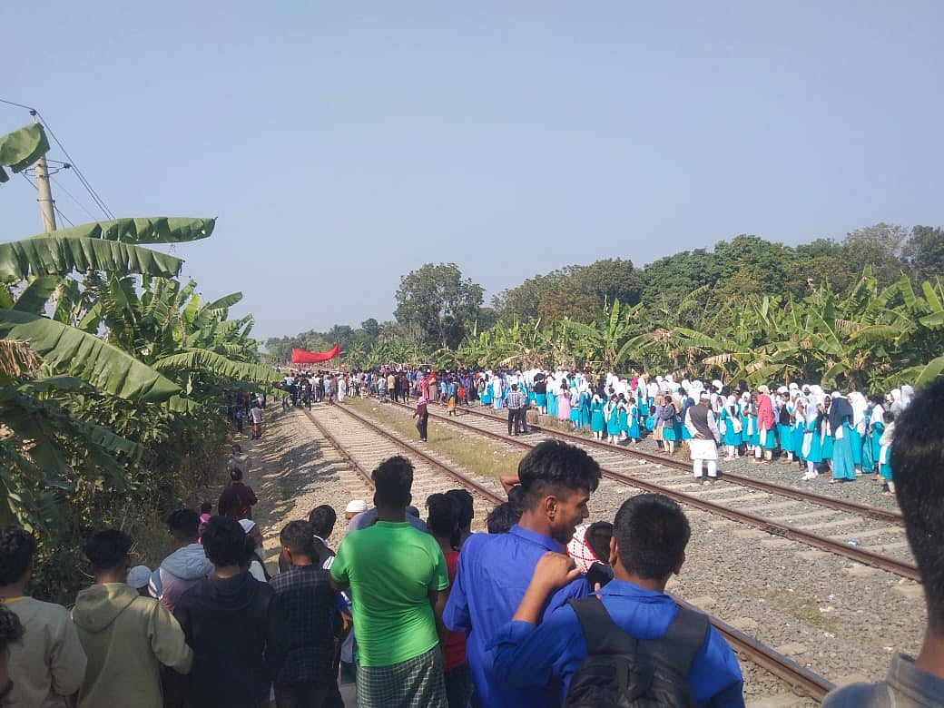 ফরিদপুর-ভাঙ্গা রেলপথের পুখুরিয়া রেলস্টেশনে আন্তনগর ট্রেনের যাত্রাবিরতি বাতিলের সিদ্ধান্তের প্রতিবাদে রেলপথ অবরোধ। আজ দুপুর ১২টা থেকে দেড়টা পর্যন্ত ভাঙ্গা উপজেলার পুখুরিয়া রেলস্টেশনে